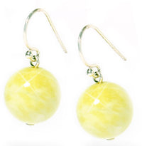 Load image into Gallery viewer, Damenohrringe mit hellgrünem Katzenauge, rund, mit 925er Sterlingsilberbügel
