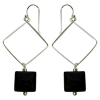 Load image into Gallery viewer, Silberohrringe mit Onyx aus 925er Sterling Silber Onyxohrringe Damen zwei Quadrate
