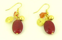 Load image into Gallery viewer, Kupferohrringe Ohrringe gefärbter Jadestein rot orange gold Schelle Spirale, nickelfrei
