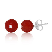 Load image into Gallery viewer, A pair of round red Ohrstecker mit Katzenauge und geschliffenem Kristallglas, in 925er Sterlingsilber gefasst, mit Perle und Glitzer, auf weißem Hintergrund.

