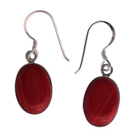 Load image into Gallery viewer, Ein Paar Damen Ohrringe mit oval rot-gelb gemasertem Achat, eingefasst in 925 Sterling Silber und mit einfachen Haken.
