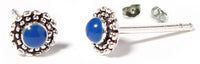 Load image into Gallery viewer, Ohrstecker, dunkelblau, lapis, rund, 5 mm Ø, Blume, in massivem Silber mit Zopfmuster eingefasst, 925er Sterlingsilber-Stift

