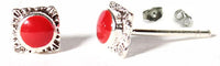 Load image into Gallery viewer, Ohrstecker eckig, 4 mm Ø, rot, koralle, in Silber mit Muster eingefasst, 925er Sterlingsilber-Stift
