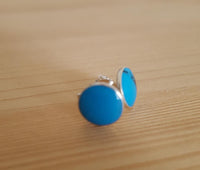Load image into Gallery viewer, Ohrstecker, flach Türkis, rund, 8 mm Ø, in massivem Silber eingefasst, 925er Sterlingsilber-Stift
