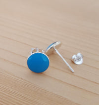 Load image into Gallery viewer, Ohrstecker, Türkis, rund flach, 6 mm Ø, in massivem Silber eingefasst, 925er Sterlingsilber-Stift
