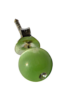 Load image into Gallery viewer, A single Ohrstecker Katzenauge grün Kristallglas set in 925 Sterlingsilber with a butterfly backing, photographed against a white background.
