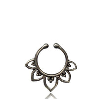 Load image into Gallery viewer, Septum Fake Piercing Nasenringe Blütenblätter Messing silbern nickelfrei antik exotisch
