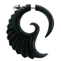 Load image into Gallery viewer, Tribal Horn Fake Piercing, schwarzer Flügel aus Büffelhorn, handgeschnitzt, Schraubverschluss aus Edelstahl, 4,5cm x 3,5cm, Ohrstecker, Ohrring
