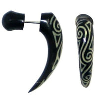 Load image into Gallery viewer, Schwarz Fake Piercing spiralig graviert Dolch Buffalo Horn 6 mm Edelstahl Ohrring Organic Tribal
