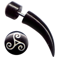 Load image into Gallery viewer, Buffalo Horn Fake Piercing, leicht gebogener Spike, schwarz mit weißem Muster, Ohrhänger, Ohrstecker, Ohrring
