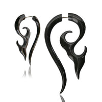 Load image into Gallery viewer, Tribal Horn Fake Piercing Tattoo Spirale schwarz 6 mm Edelstahl Ohrstecker Ohrring Ohrhänger

