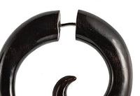 Load image into Gallery viewer, Fake Horn Piercing Hai Tail Hook Spirale Kralle handgeschnitzt schwarz Dehner
