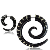 Load image into Gallery viewer, Fake Piercing, Horn Spirale, schwarz mit weißem Bone-Inlay, Expander, Ohrhänger, Ohrstecker, Ohrring
