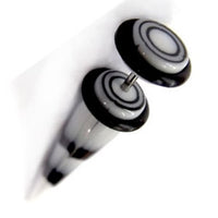 Load image into Gallery viewer, Fake Piercing Expander schwarz weiß Kreise Dehnungsstab Straight Dehnstab Unisex Ohrstecker
