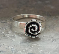 Cargar imagen en el visor de la galería, Silberring Spirale kantig dunkel oxidiert Ringe Rose

