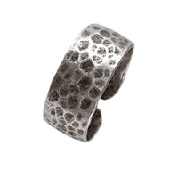 Load image into Gallery viewer, Silberring gehämmert schwarz Leo Muster Animal Design
