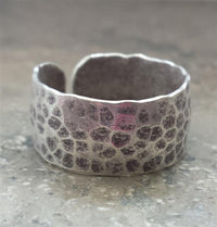 Load image into Gallery viewer, Silberring gehämmert schwarz Leo Muster Animal Design
