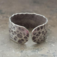 Load image into Gallery viewer, Silberring gehämmert schwarz Leo Muster Animal Design
