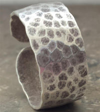 Load image into Gallery viewer, Silberring gehämmert schwarz Leo Muster Animal Design
