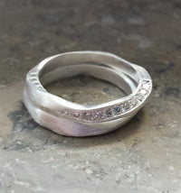 Load image into Gallery viewer, zwei Silberringe Set kantig gewunden Glitzer Zirkonia matt
