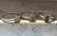 Cargar imagen en el visor de la galería, Set drei Silberringe glänzend grün rosa gelb Zirkonia
