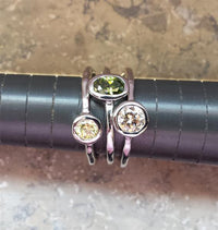 Cargar imagen en el visor de la galería, Set drei Silberringe glänzend grün rosa gelb Zirkonia
