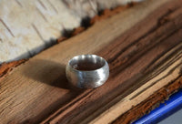 Cargar imagen en el visor de la galería, Bandring konvex gewölbt 9mm breit gebürstet 925 Sterling Silber
