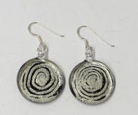 Cargar imagen en el visor de la galería, A pair of silber Spirale Glitzer Glasohrringe, hand-painted in black with spiral designs, crafted from 925er Sterlingsilber, are shown on simple hooks against a plain white background.
