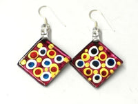 Cargar imagen en el visor de la galería, Damenohrringe, pinkfarbene karoförmige Glasohrringe mit bunten Punkten, hergestellt aus Glas und Sterlingsilber 925, handbemalt

