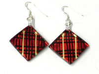 Cargar imagen en el visor de la galería, Damenohrringe, schwarz-rot-goldfarbene karoförmige Glasohrringe, hergestellt aus Glas und Sterlingsilber 925, handbemalt
