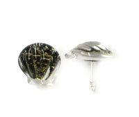 Cargar imagen en el visor de la galería, Ohrstecker, schwarze muschelförmige Glasohrstecker, hergestellt aus Glas und Sterlingsilber 925, handbemalt
