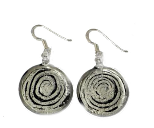 A pair of silber Spirale Glitzer Glasohrringe schwarz, handbemalt aus 925er Sterlingsilber mit schwarzen Spiraldesigns, präsentiert vor weißem Hintergrund.