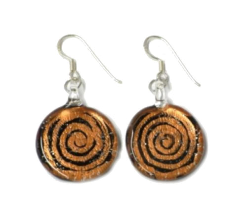 Spirale Glitzer orange Glasohrringe: Handbemalte schwarze Spiralen auf runden, orangefarbenen Glasohringen mit 925er Sterling Silber Haken, präsentiert vor weißem Hintergrund.