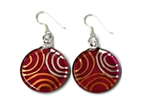 A pair of round, red Halbkreise gold silber kupfer Glasohrringe, handbemalt with gold and white curves, presented on elegant 925er Sterling Silber hooks against a white background.