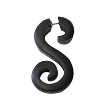 Load image into Gallery viewer, Tribal S-form Ohrring Sono Holz Edelstahlbügel schwarz Fake Piercing spiralig Organic 1 mm
