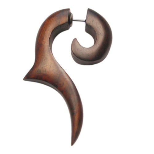 The Tribal Fake Piercing Fragezeichen Spitze braun earring (4.0 x 3.2 cm) made of Sono wood with a 1 mm stainless steel post offers a striking fake-piercing look, ideal for fans of tribal-style wooden earrings.