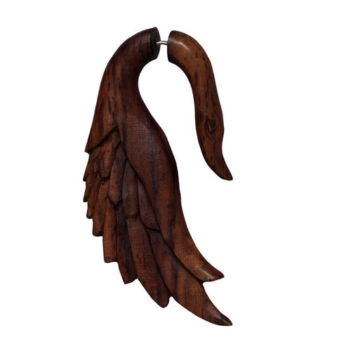 Handgeschnitzte Fake Piercing Ohrringe aus Sonoholz und Edelstahl in groß, hell-dunkelbraun, mit detailreichem Federdesign—ideal als Organic Ohrringe oder für den Fake Piercing Holz Look.