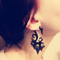 Load image into Gallery viewer, Fake Holz Piercing Narra Wood Steel Inlay Totenkopf spiralig Edelstahl Ohrstecker Organic Tribal
