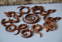 Load image into Gallery viewer, Fake Piercing Edelstahl Holz Seil Dehnschnecke
