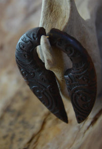 Load image into Gallery viewer, Fake Piercing Ohrring Holz Tropfen dunkel Bali Batik
