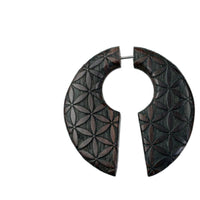 Cargar imagen en el visor de la galería, Fake Piercing Ohrring Narra Holz Kreis Blume des Lebens
