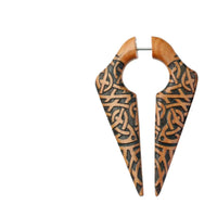 Cargar imagen en el visor de la galería, Fake Piercing Ohrring Sawo Holz Pfeil keltischer Knoten
