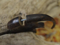 Load image into Gallery viewer, Fake Piercing Ohrring verschnörkelt Holz braun Edelstahl
