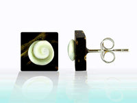 Load image into Gallery viewer, Kokosnuss Ohrstecker Shivaauge quadratisch, 8mm, dunkelbraun, Silberstift, Shiva eye, Holz-Ohrringe, holz-Ohrstecker

