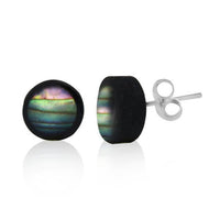 Load image into Gallery viewer, The Ohrstecker Kokosnuss bunt schwarz Holz Abalone Muschel Silberohrringe Ohrstecker 925er Silber feature round black wood with Abalone shell inlays, iridescent green and purple hues, and 925 silver posts and butterfly backs, set against a white background.
