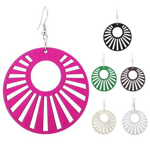 Six pairs of Holzohrringe bunt 5 cm rund Kreis Strahlen Ohrringe aus nickelfreiem Material in Pink, Schwarz, Grün, Braun, Weiß und Silber: ein großes pinkes Exemplar links, fünf kleinere Paare rechts.