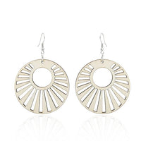 Load image into Gallery viewer, These Holzohrringe bunt sind 5 cm rund, mit Kreis und Strahlen-Design, nickelfrei und organisch – elegante Damen Ohrhänger, präsentiert auf weißem Hintergrund.
