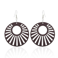 Load image into Gallery viewer, The Holzohrringe bunt 5 cm rund Kreis Strahlen Ohrringe sind runde, braune Holz-Ohrringe mit Sonnenstrahlen-Design und zentralem Kreis, filigran gefertigt und mit silbernen, nickelfreien Haken für angenehmen Tragekomfort.
