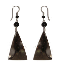 Load image into Gallery viewer, Ohrringe Dreieck Form Kokosholz dunkelbraun, helle Maserung Ohrhänger Edelstahl
