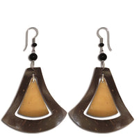 Load image into Gallery viewer, Ohrringe Beil-Form Kokosholz dunkelbraun, hellbraune Maserung Ohrhänger Edelstahl
